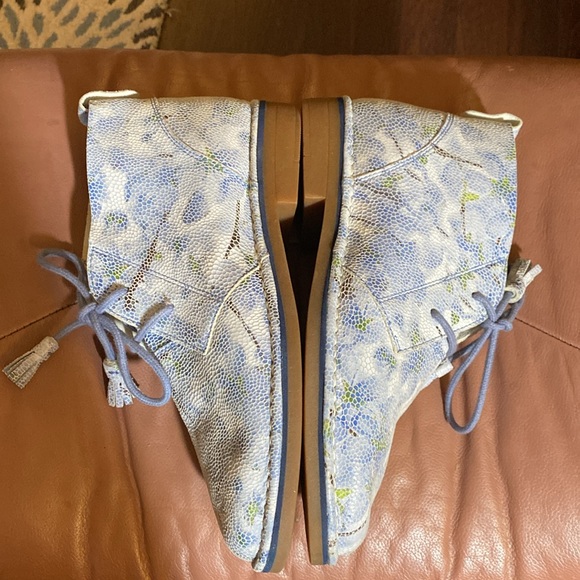 HUSH PUPPIES leather lace up booties. Beautiful blue shimmer floral pattern. - Picture 4 of 9